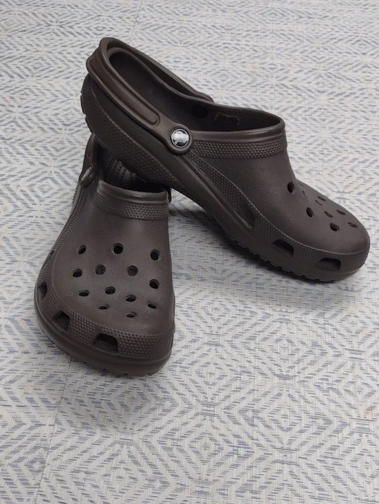 CROCS Men’s Classic Clog in Chocolate Brown