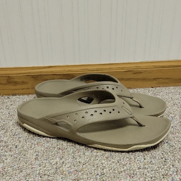 CROCS Men's Beige Swiftwater Flip-Flops Sz 10. Spring Break Coastal Beach Swim