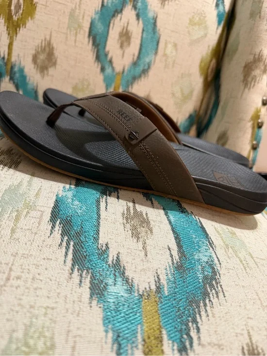 Reef Men’s Dark Brown & Black Leather Thong Sandals
