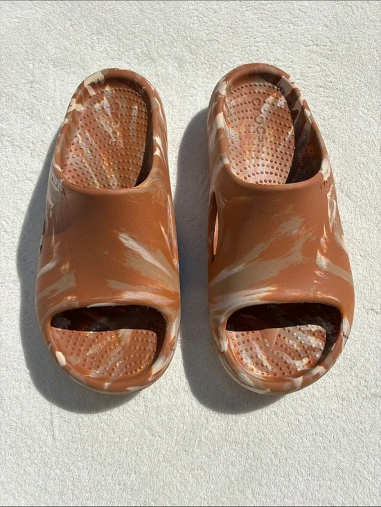 Crocs Mellow Recovery Slides brown marbled cognac sandals Men 8 women’s 10