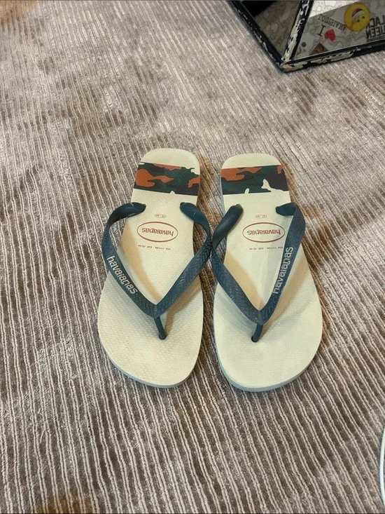 Havaianas Beige Flip Flops with Green Straps and Camo design size 11/12