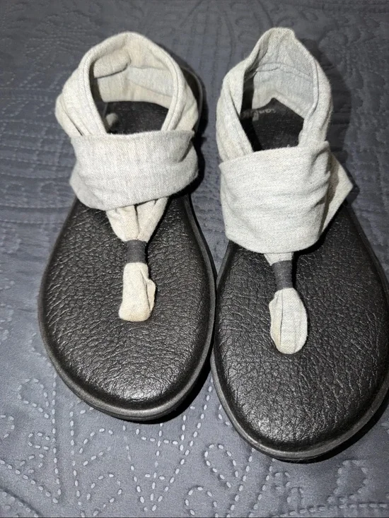 Sanuk Men's Gray Wrap Toe-Loop Sandals with Black Footbed