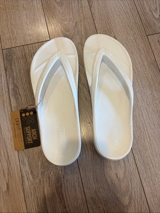 WHITE - ARCH SUPPORT FLIP FLOPS (men’s size 10, women’s size 11)