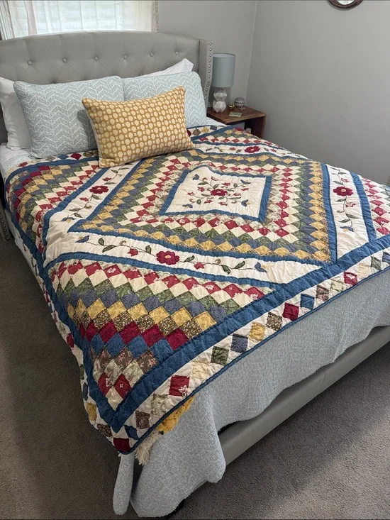 HANDMADE FLORAL VINTAGE-Inspired Patchwork Quilt - euc