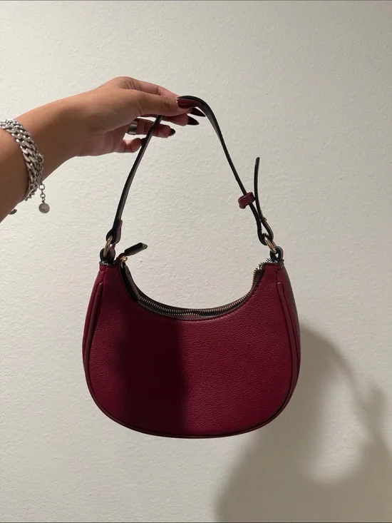 Elegant Women's Shoulder Bag in Wine Red