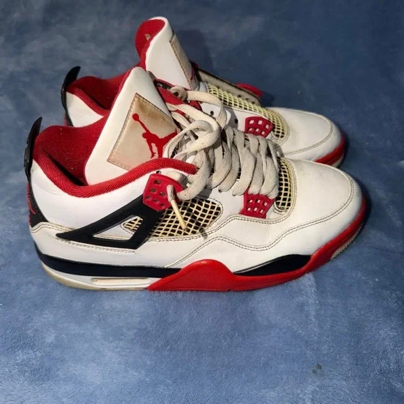 Air Jordan 4 Fire Red Retro Size 8 Mens missing 1 shoelace and insoles
