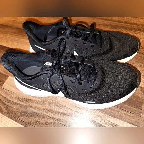 NIKE Revolution sneakers size 10 black & white.