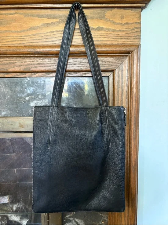 Levenger Black Leather Tote Bag, Expandable Zipper Sides, Double Shoulder Strap
