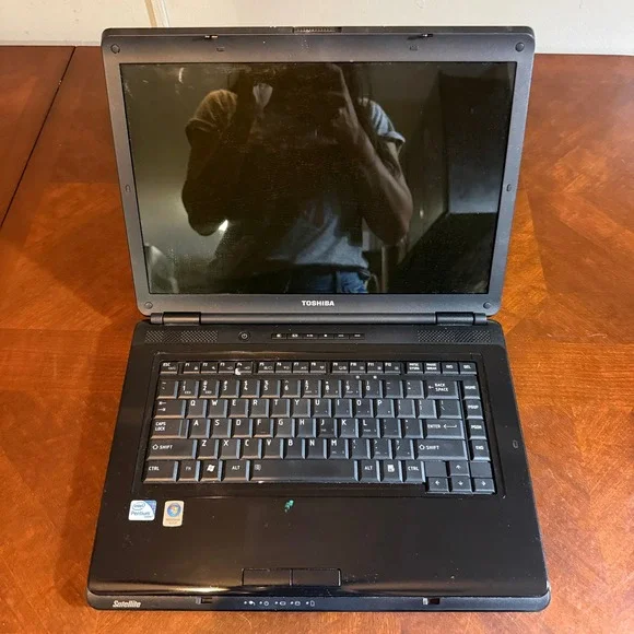 Toshiba Satellite L305-S5921 Laptop Intel Pentium Windows Vista Black only parts