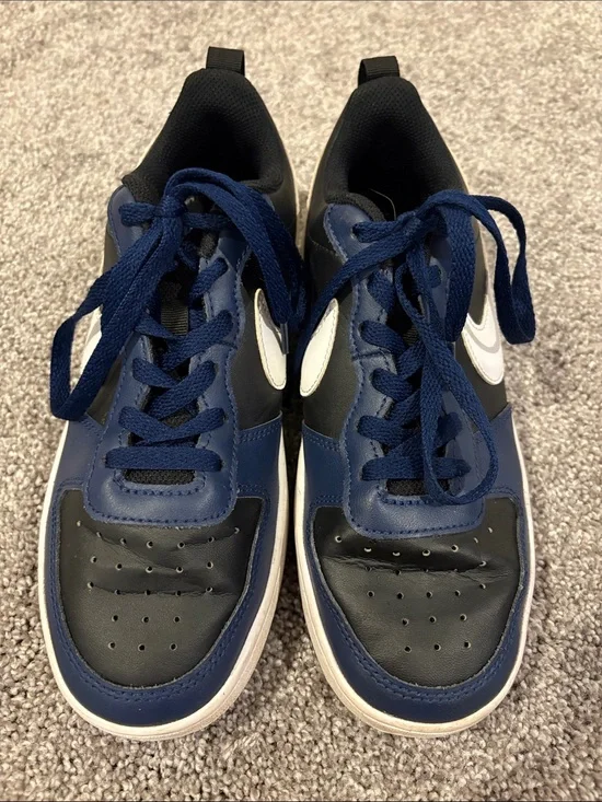 Nike Men's Navy and Black Low-Top Sneakers with White Swoosh