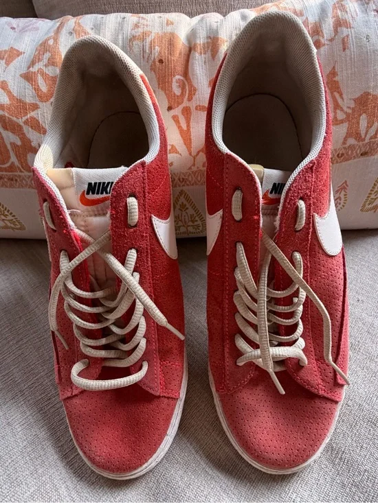 Red Nike Blazer Low Suede VNTG Sneakers Style #517371-610. Men's Size: 11.5.