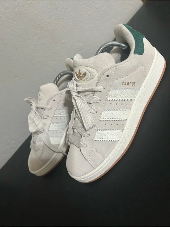 NEW Adidas  Campus Suede Sneakers in Off-White with Green Heel Tab size 9