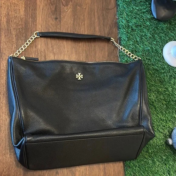 Black Leather Carter hobo Bag with Gold Chain by [Tory Burch]