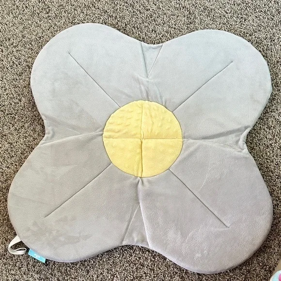 Gray Flower-Shaped Baby Bathing Seat /Mat with Yellow Center