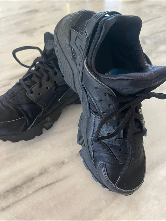 Nike Air Huarache Black Low-Top Athletic Sneakers