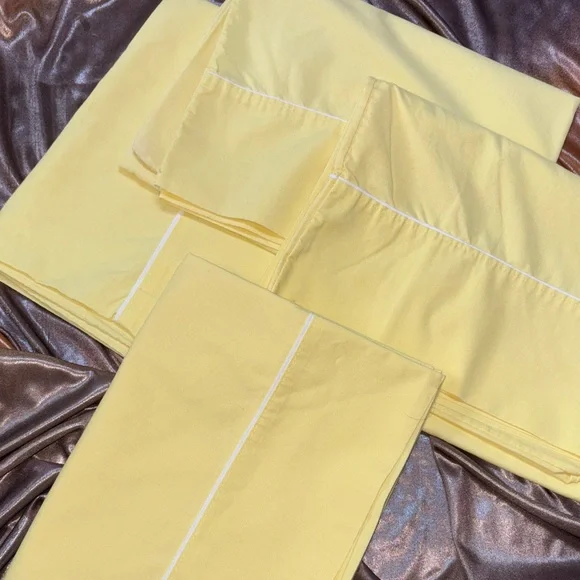 Set of 4 Soft Yellow Pillowcases with White Piped Detail. Royal‎ by Cannon A5