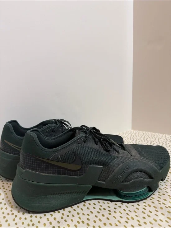 Nike Men’s Black and Dark Green Zoom Stability Sneakers
