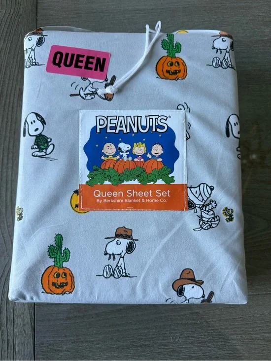 Peanuts White & Orange Snoopy Pumpkin Queen Sheet Set