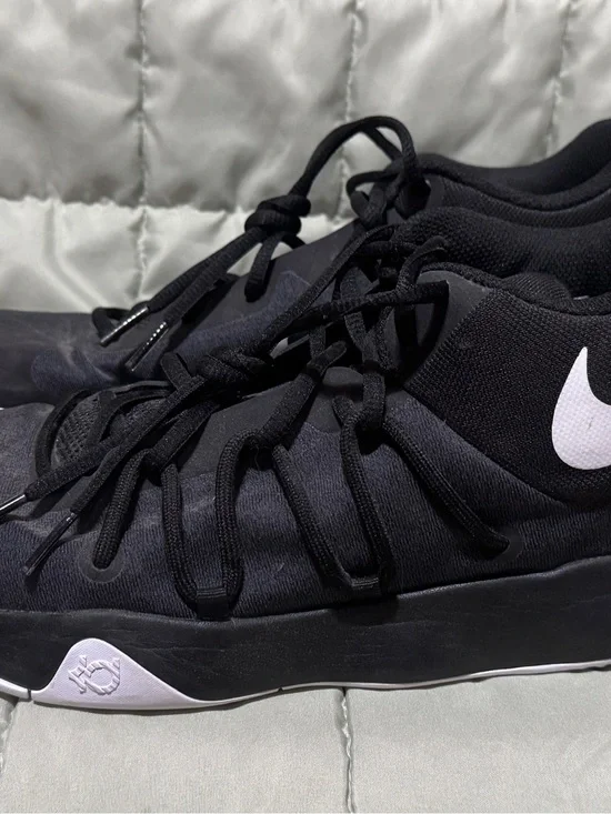 Nike Men's Black and White Low-Top Athletic Shoes