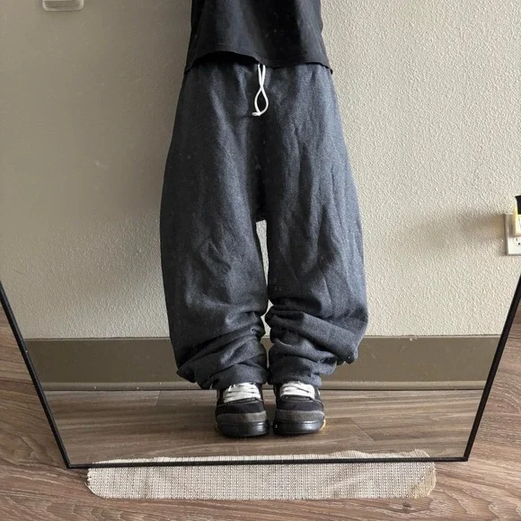 Vintage Y2K/2000s Baggy Grey Skater Style Sweatpants! Fits L