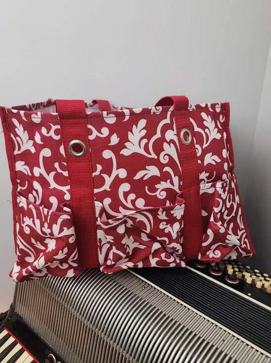 LIKE NEW THIRTY-ONE RED & WHITE FILIGREE TOTE BAG W/EXTERIOR SLIP POCKETS