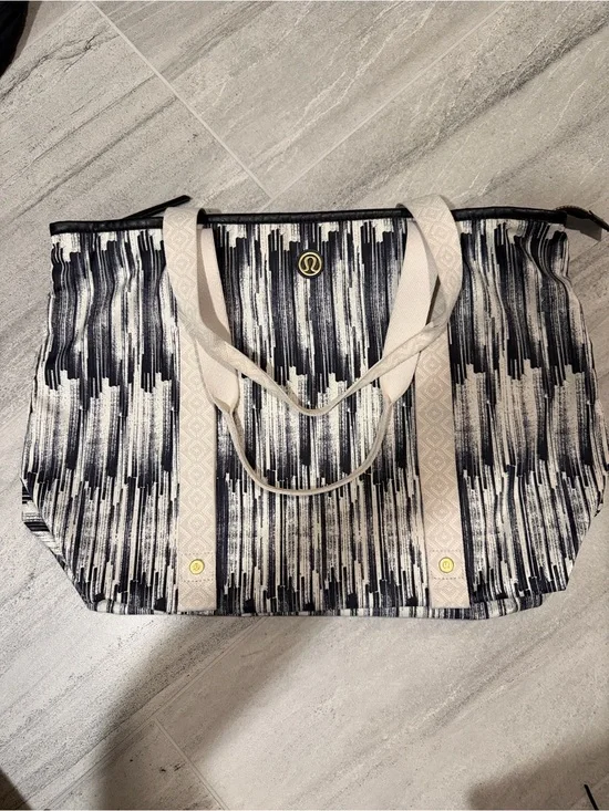 lululemon athletica Black & Cream Graphic Tote