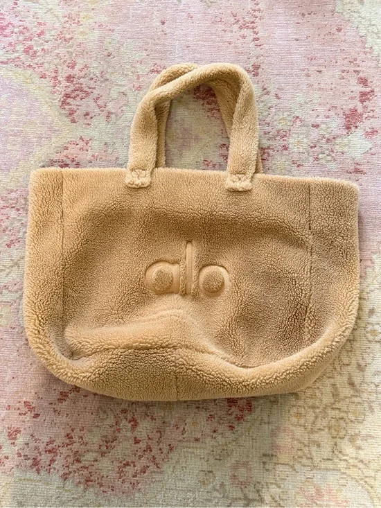 ALO Yoga Foxy Sherpa Tote Bag - Camel