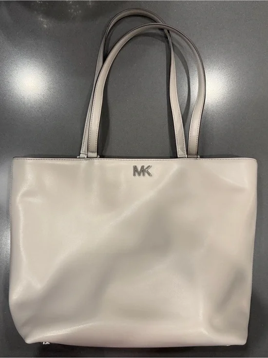 NWT Michael Kors Leather Signature Tote in Pearl Grey