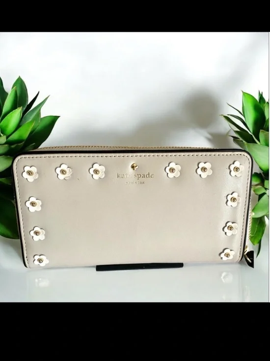 Kate Spade NWT Floral Applique Crescent Street Lacey Continental Wallet cream