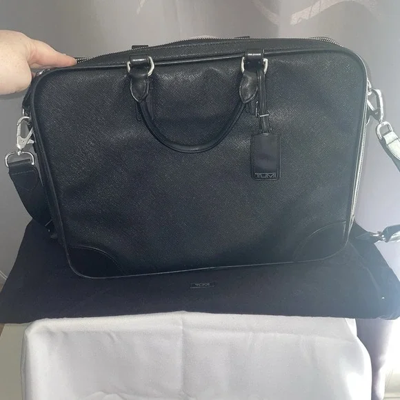Tumi 16