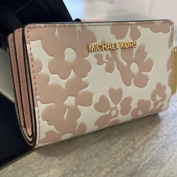 Michael Kors Jet Set Medium Floral Print Bi-Fold Wallet  POWDER BLUSH NWT