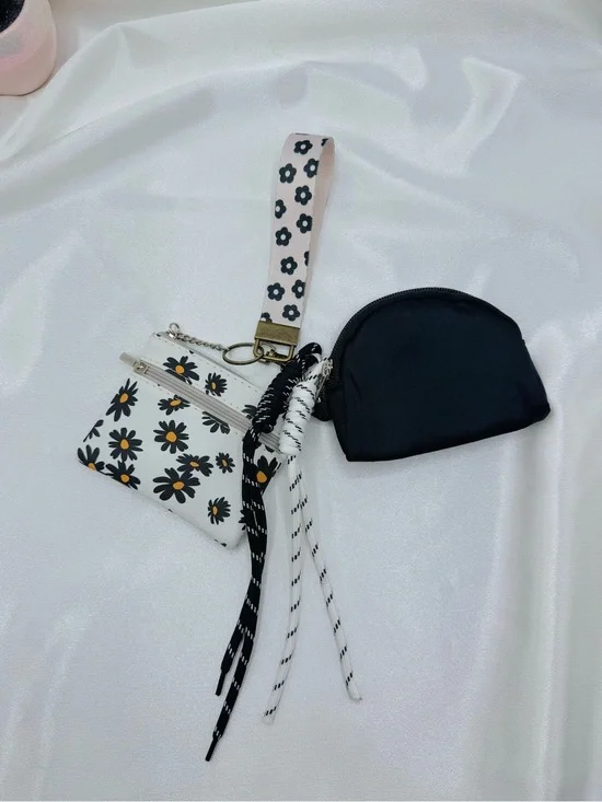 Black & White Daisy Wristlet Coin Purse Keychain Wallet Set