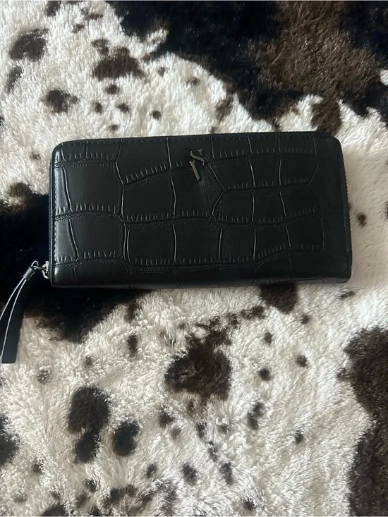 Vera Wang Black Croc-Embossed Zip Wallet