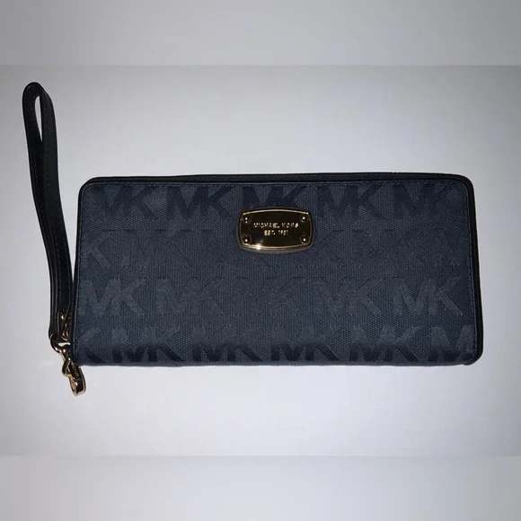 Michael Kors Women's Jet Set Continental Wallet. Excellent Condition.