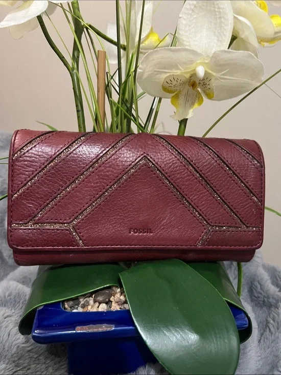 Fossil Chevron Glitter Leather Burgundy Wallet GUC retail $99