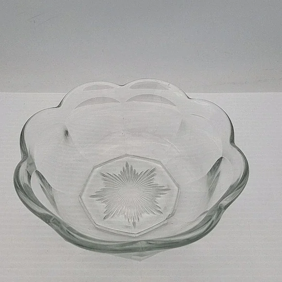 Colonial Style 7‎ Panel Glass Bowl Scalloped Top Star Pattern Bottom