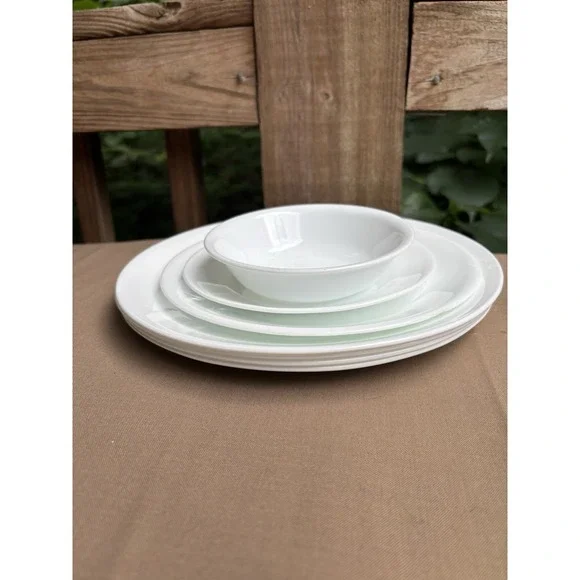 Corelle White Winter Frost (7) 4 Dinner Plates, 1 Lunch Plate 1 Bread Berry Bowl