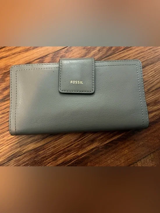 Fossil Women's Gray Logan RFID Leather Snap Wallet with Gold Logo, NWOT.