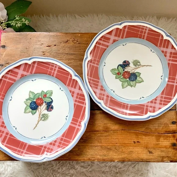 Villeroy & Boch SET of 2 Cottage Berries 8” Salad Plates Country Collection Red