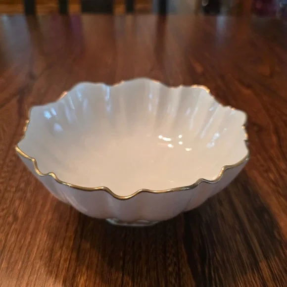 Lenox Ivory Fine China Scalloped Bowl Gold Trim Footed Made in USA 6.5