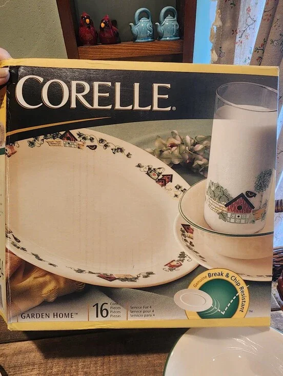 Vintage Corelle 16 Pc Dinner Set