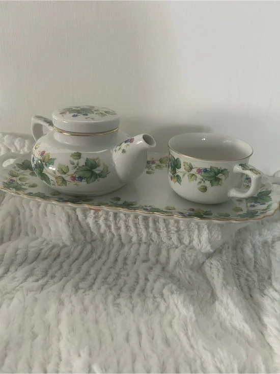 Andrea by Sadek Japan 2cup Teapot, Teacup & Serving Tray Raspberry Vine Pattern