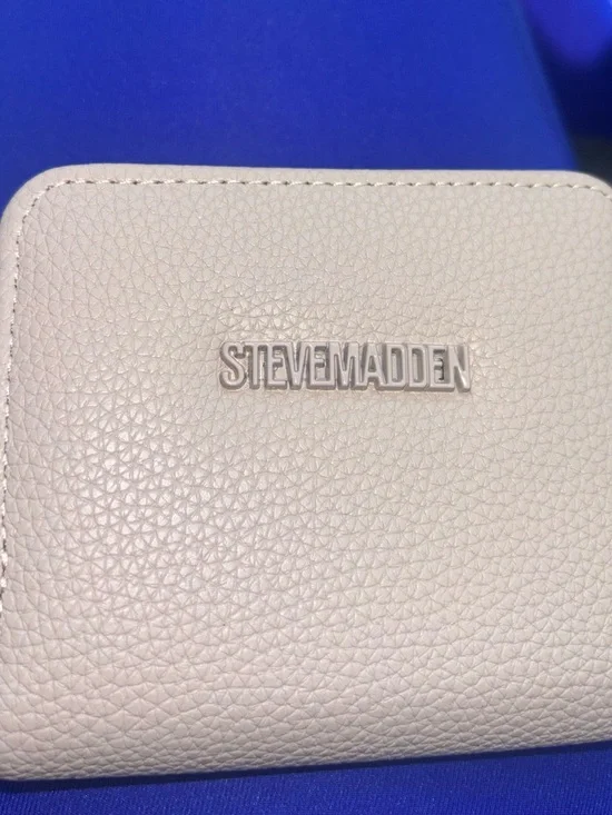 Steve Madden Cream Pebbled Zip Wallet