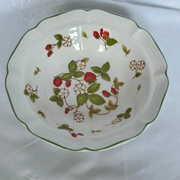 Strawberry Scalloped Vtg Ceramic Bowl Cottagecore Farmhouse Summer Retro Garden