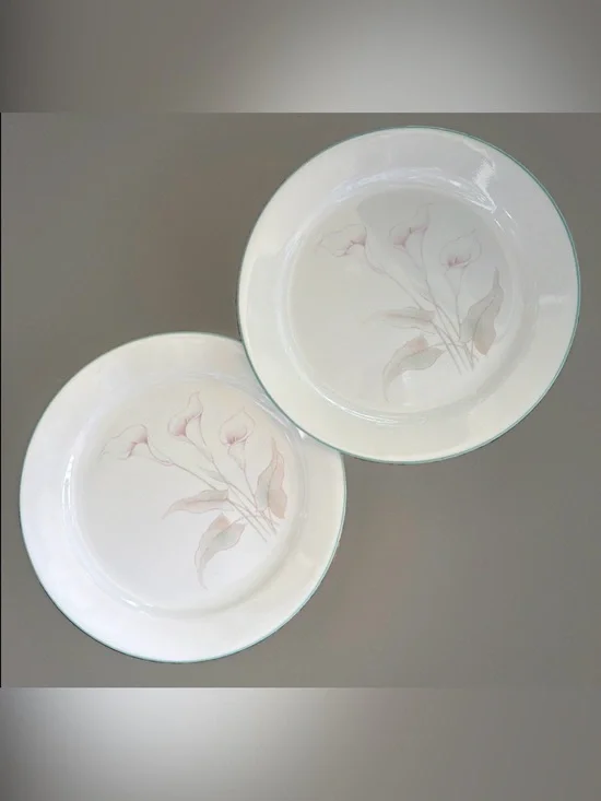 2 Vtg Corelle “Three Dreams” Cala Lily Dinner Plates EV Condition