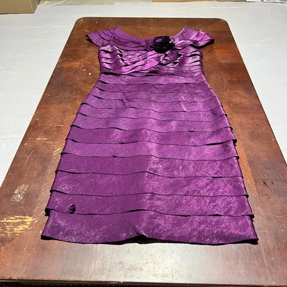 London Times Purple Metallic Tiered Rosette Cocktail Dress Size 8 Sheath Cap Slv