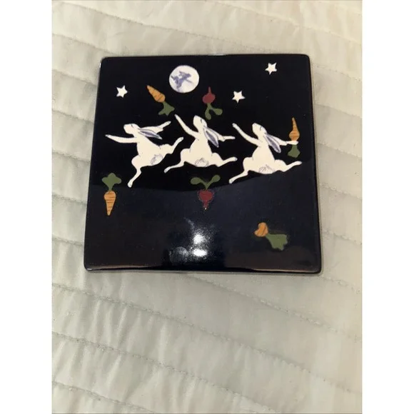 Karen Howell Pottery Rabbit Trivet 1987 Signed, 3 Dancing Rabbits Star   Pattern