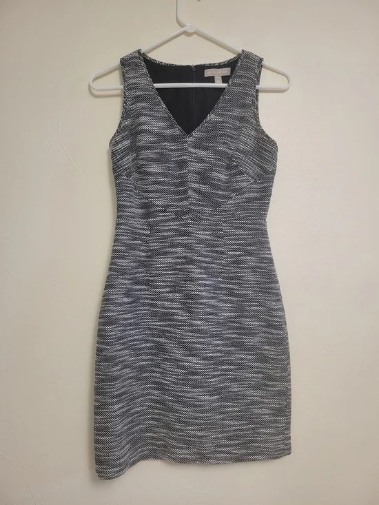 Banana Republic Black & White V-Neck Sheath Dress Size 0P