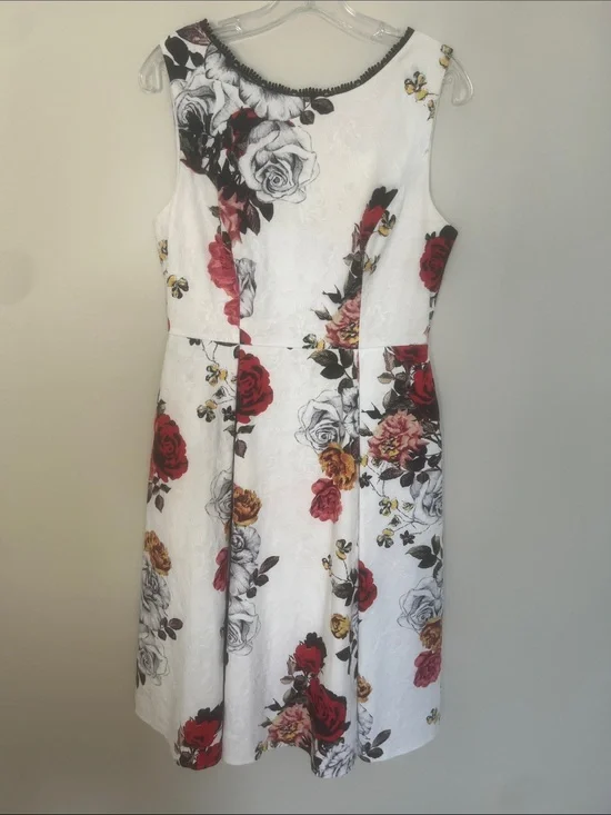 Adrianna Papell Floral Jacquard Fit & Flare Dress White Red Roses V-Back Sz 8