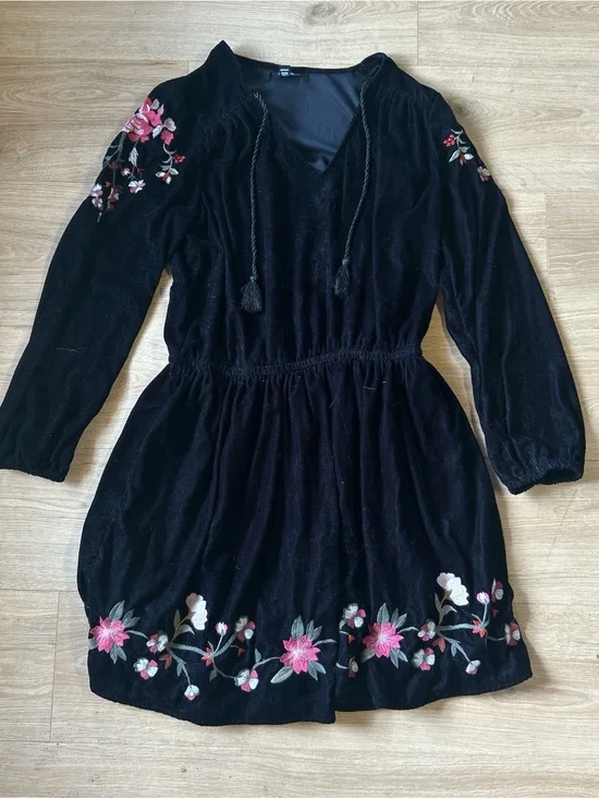 a.n.a Black Velvet‎ Dress with Pink Floral Embroidery